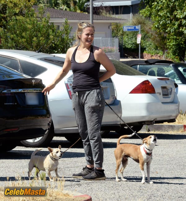 Alicia Silverstone pictured out for a hike in Los Angeles photo 28