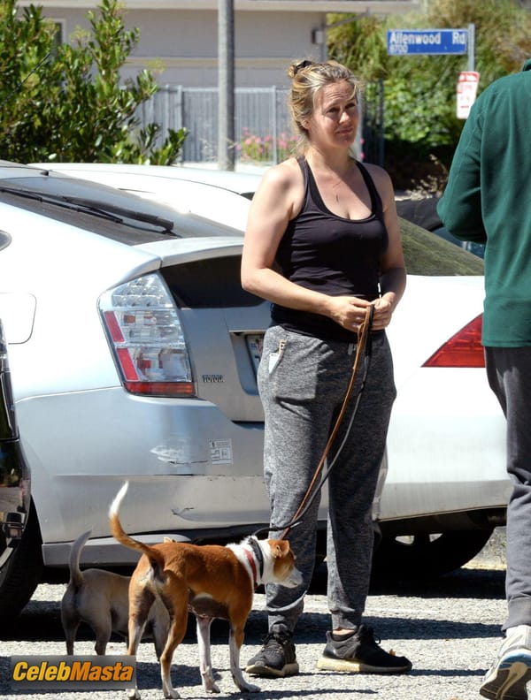 Alicia Silverstone pictured out for a hike in Los Angeles photo 30