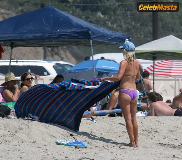 Ali Larter with husband Hayes MacArthur at the beach in Malibu photo 8