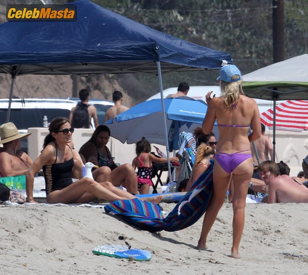 Ali Larter with husband Hayes MacArthur at the beach in Malibu photo 11