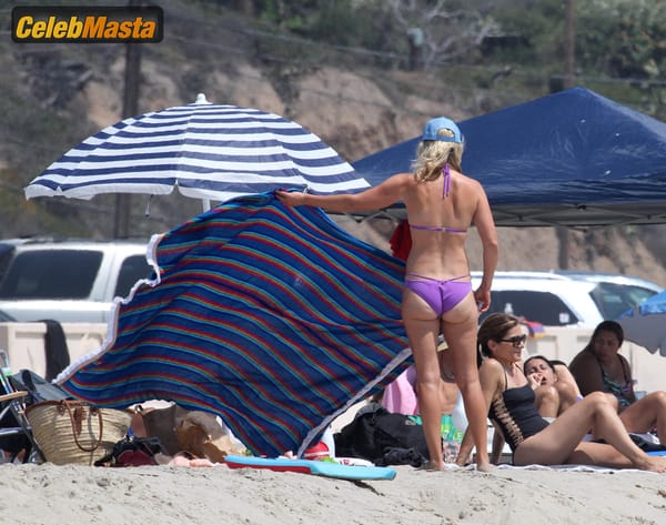 Ali Larter with husband Hayes MacArthur at the beach in Malibu photo 15