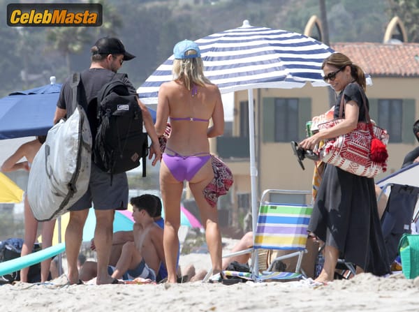 Ali Larter with husband Hayes MacArthur at the beach in Malibu photo 24