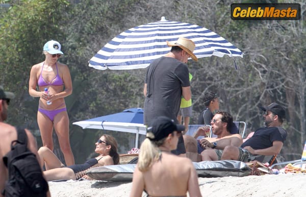 Ali Larter with husband Hayes MacArthur at the beach in Malibu photo 37