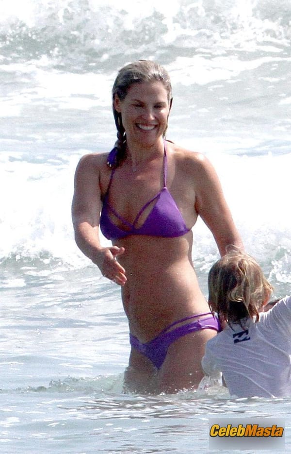 Ali Larter with husband Hayes MacArthur at the beach in Malibu photo 48