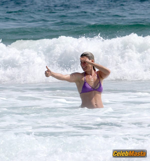 Ali Larter with husband Hayes MacArthur at the beach in Malibu photo 53