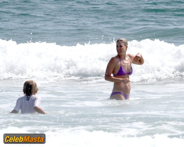 Ali Larter with husband Hayes MacArthur at the beach in Malibu photo 57