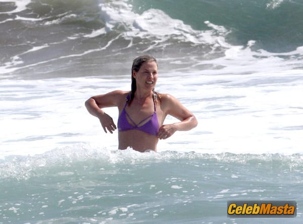 Ali Larter with husband Hayes MacArthur at the beach in Malibu photo 59
