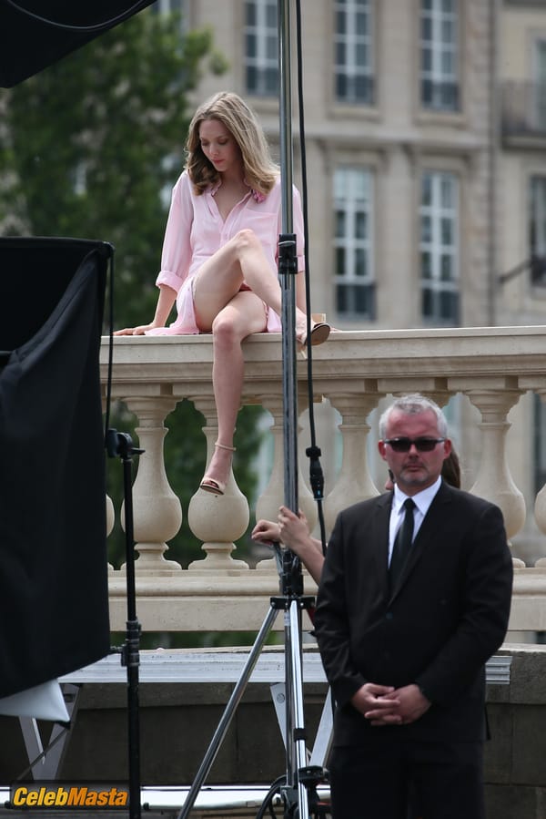 Amanda Seyfried Upskirt On the Set of A Photoshoot in Paris photo 5
