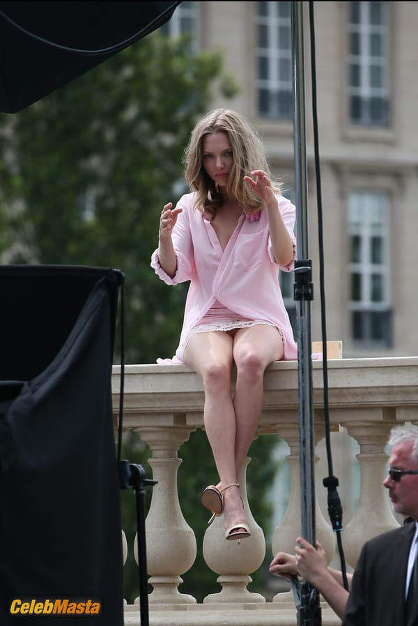 Amanda Seyfried Upskirt On the Set of A Photoshoot in Paris photo 14