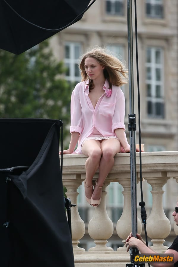 Amanda Seyfried Upskirt On the Set of A Photoshoot in Paris photo 29