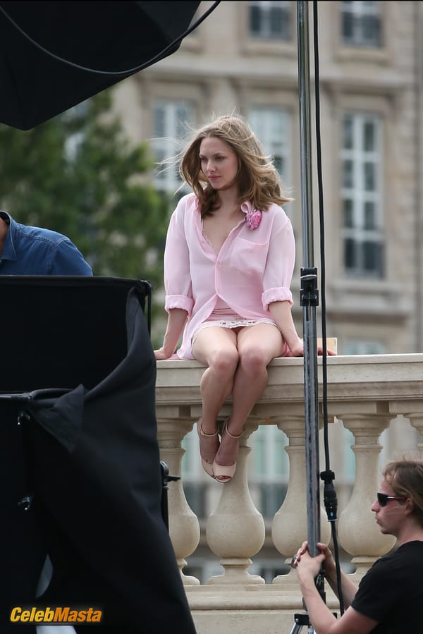 Amanda Seyfried Upskirt On the Set of A Photoshoot in Paris photo 46