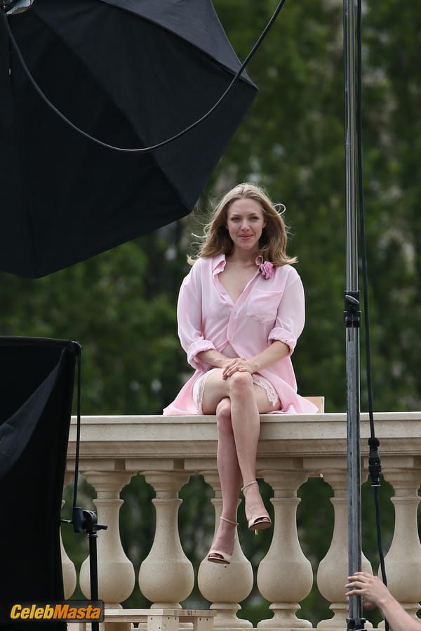 Amanda Seyfried Upskirt On the Set of A Photoshoot in Paris photo 51