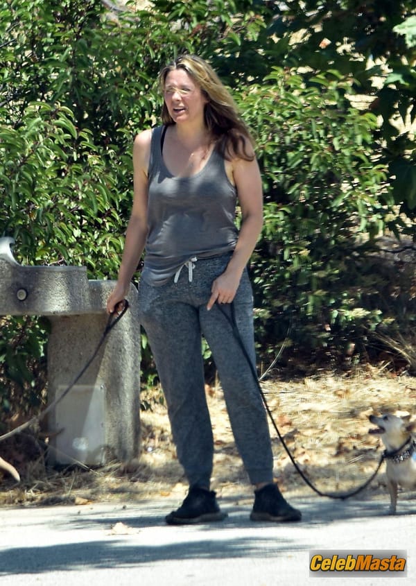 Alicia Silverstone shows pokies while out for a hike with a friend in Los Angeles photo 11