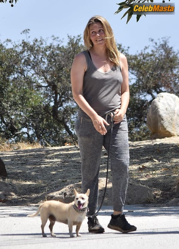 Alicia Silverstone shows pokies while out for a hike with a friend in Los Angeles photo 17