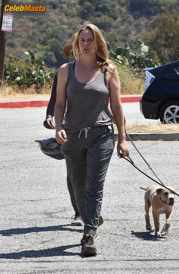 Alicia Silverstone shows pokies while out for a hike with a friend in Los Angeles photo 23