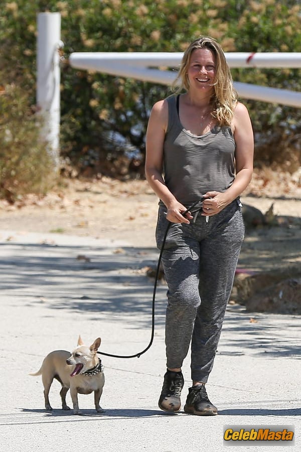 Alicia Silverstone shows pokies while out for a hike with a friend in Los Angeles photo 39