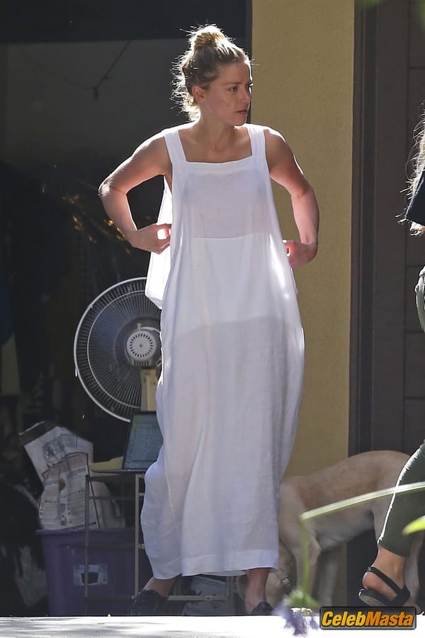 Amber Heard Nip Slip exposes Boob while cleaning out her garage in LA photo 25