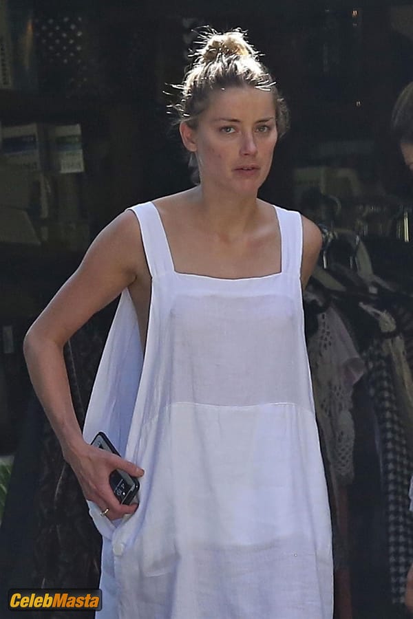 Amber Heard Nip Slip exposes Boob while cleaning out her garage in LA photo 28