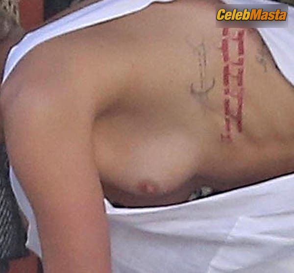 Amber Heard Nip Slip exposes Boob while cleaning out her garage in LA photo 48
