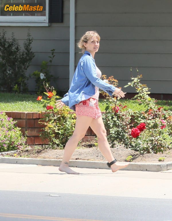 Allison Mack First Photos Since NXIVM Sentencing Date Announced photo 8