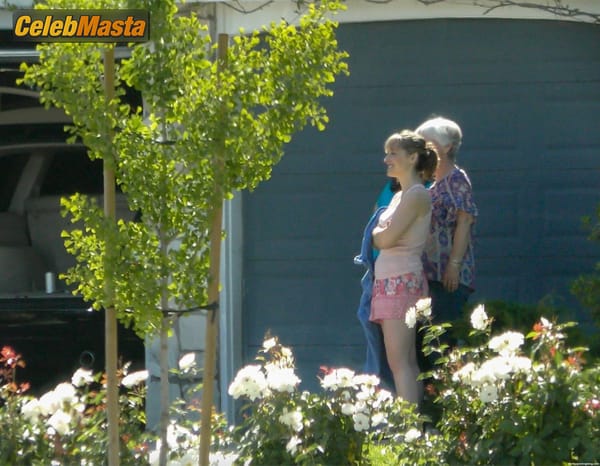 Allison Mack First Photos Since NXIVM Sentencing Date Announced photo 9