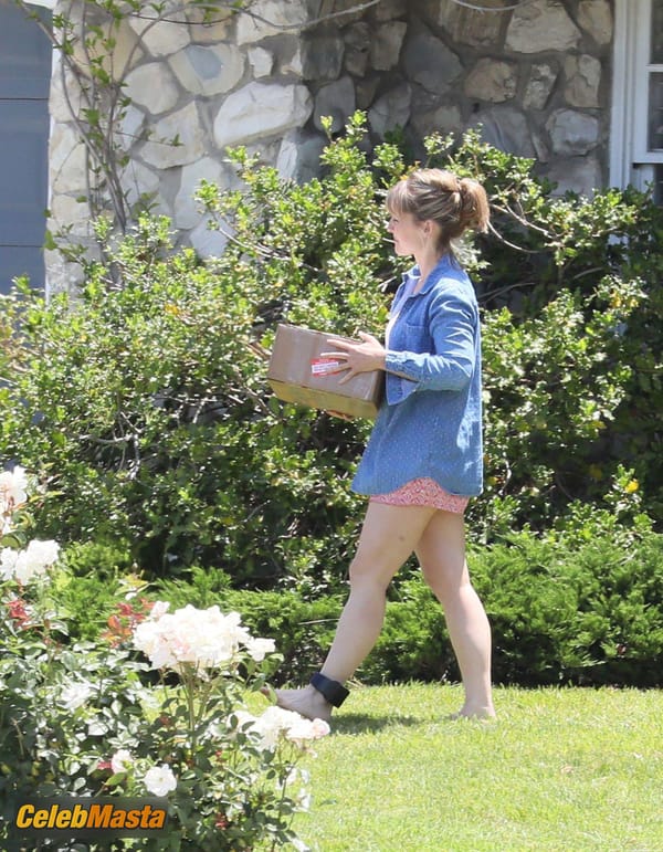 Allison Mack First Photos Since NXIVM Sentencing Date Announced photo 10