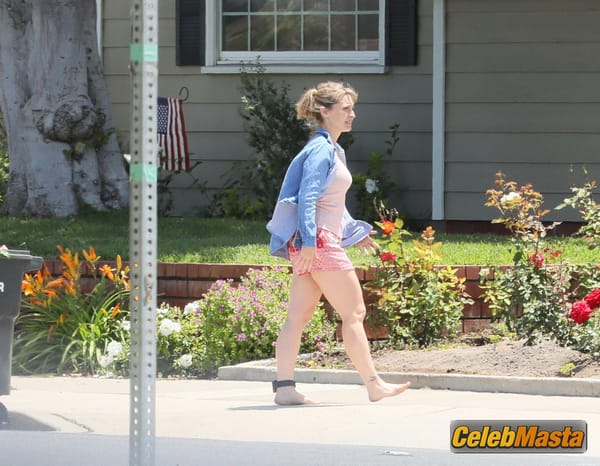 Allison Mack First Photos Since NXIVM Sentencing Date Announced photo 12