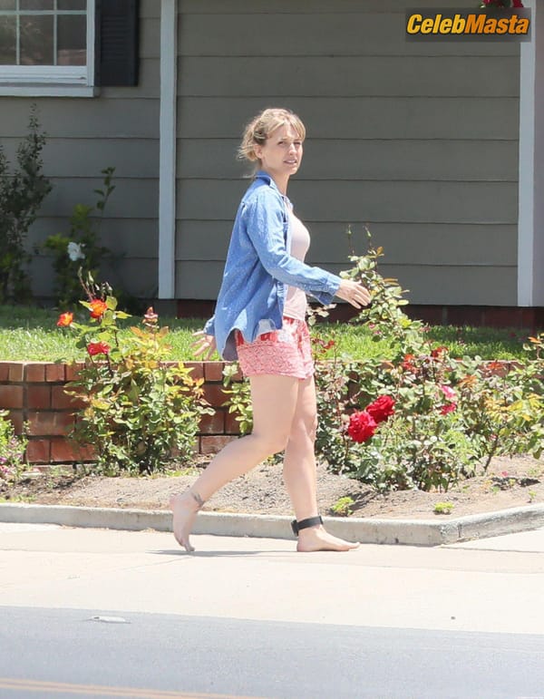 Allison Mack First Photos Since NXIVM Sentencing Date Announced photo 19