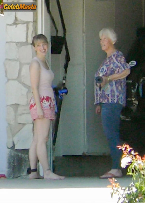 Allison Mack First Photos Since NXIVM Sentencing Date Announced photo 43