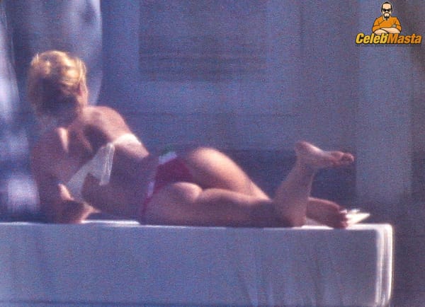 Shakira Ass & Topless Photos photo 3