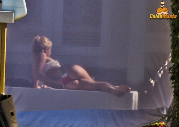 Shakira Ass & Topless Photos photo 6