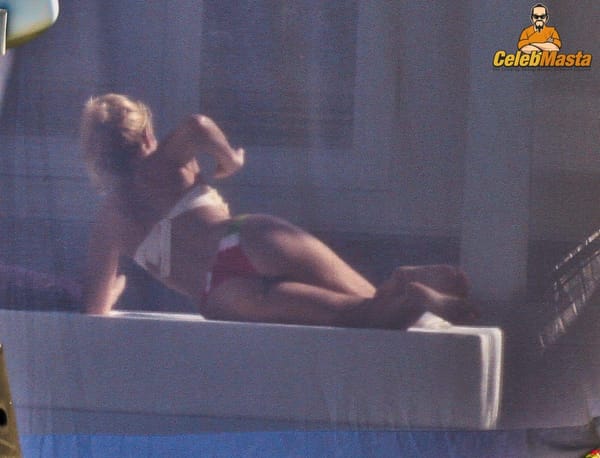 Shakira Ass & Topless Photos photo 7