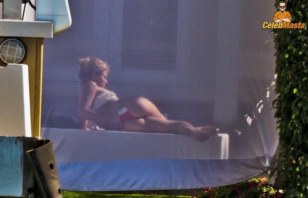 Shakira Ass & Topless Photos photo 8