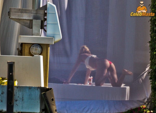 Shakira Ass & Topless Photos photo 10