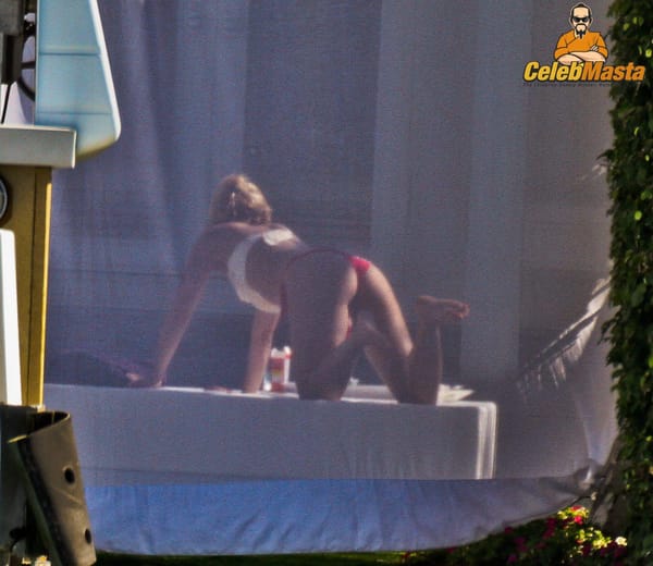 Shakira Ass & Topless Photos photo 11