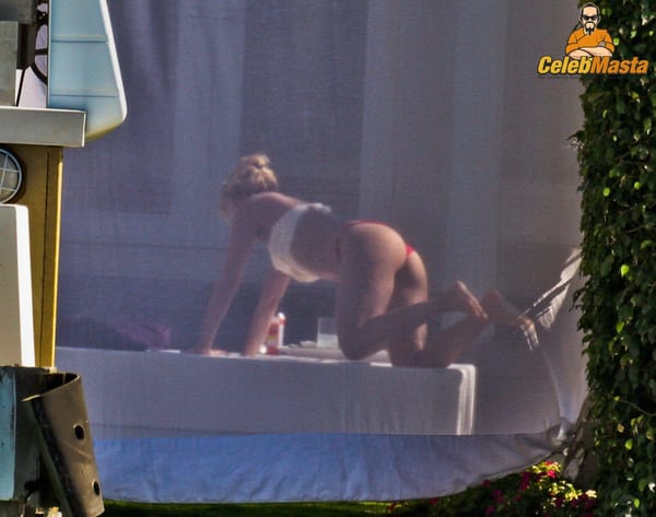 Shakira Ass & Topless Photos photo 13