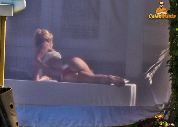 Shakira Ass & Topless Photos photo 17