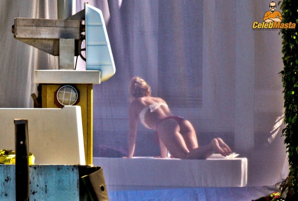 Shakira Ass & Topless Photos photo 19