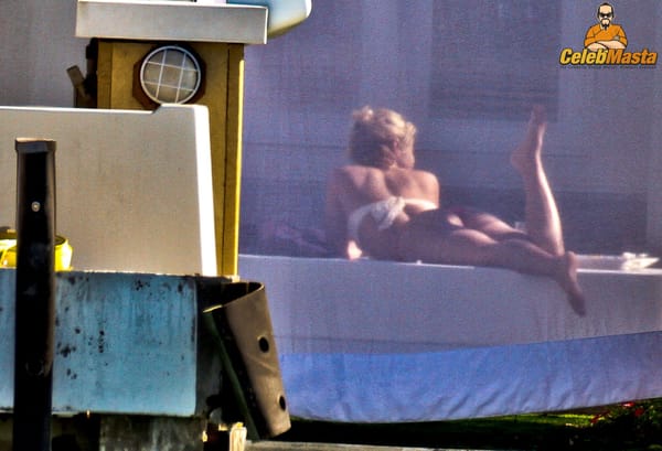 Shakira Ass & Topless Photos photo 21