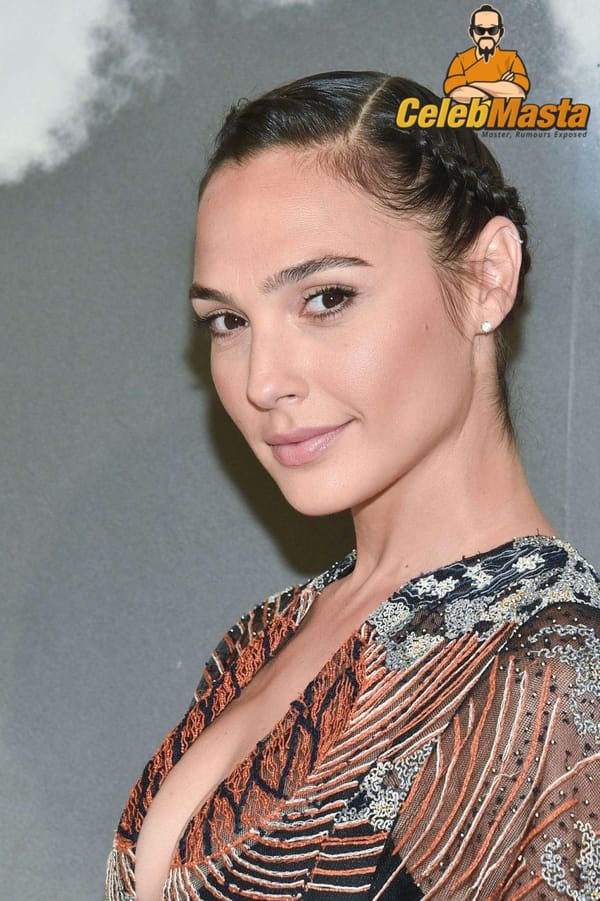 Gal Gadot Cleavage And Paparazzi Pictures photo 12
