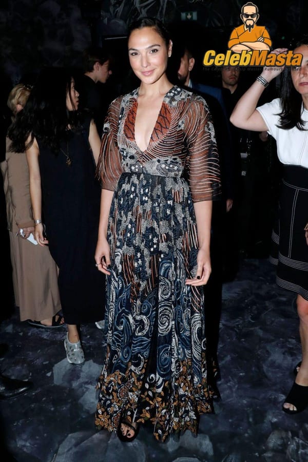 Gal Gadot Cleavage And Paparazzi Pictures photo 18
