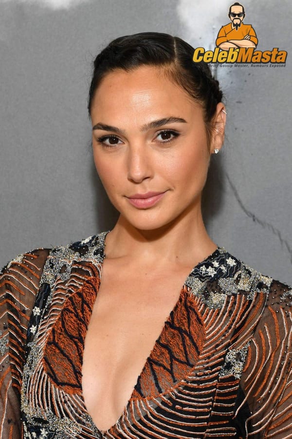 Gal Gadot Cleavage And Paparazzi Pictures photo 24