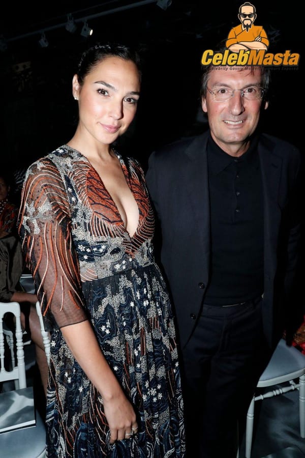 Gal Gadot Cleavage And Paparazzi Pictures photo 27