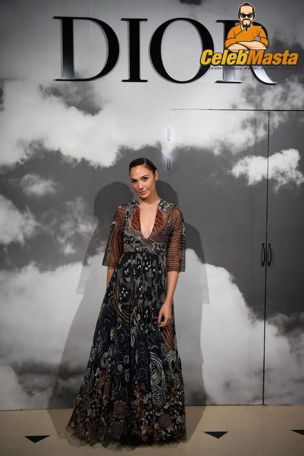 Gal Gadot Cleavage And Paparazzi Pictures photo 31