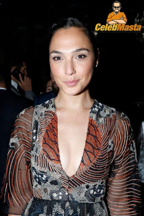 Gal Gadot Cleavage And Paparazzi Pictures photo 32