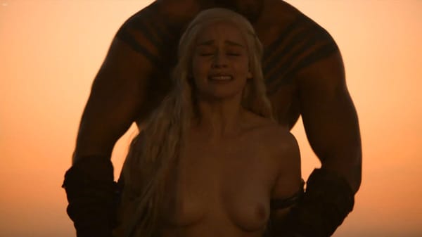 Emilia Clarke Steaming HD (1080p) Ass & Daring Bikini Body Pics photo 2