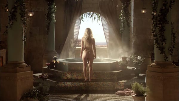 Emilia Clarke Steaming HD (1080p) Ass & Daring Bikini Body Pics photo 3