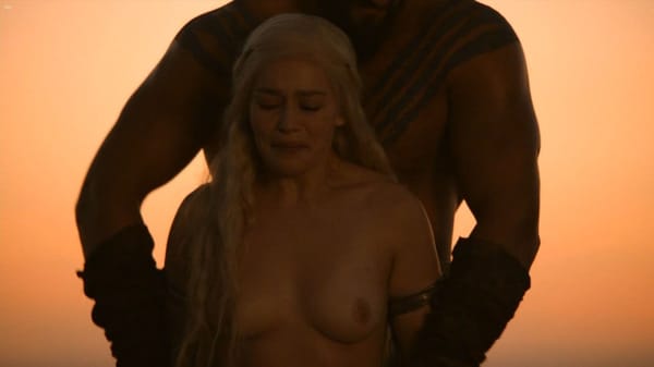 Emilia Clarke Steaming HD (1080p) Ass & Daring Bikini Body Pics photo 6