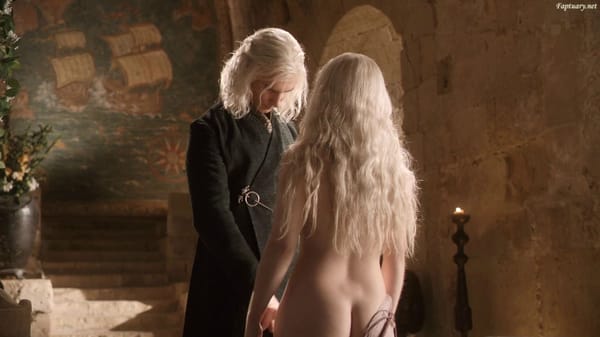 Emilia Clarke Steaming HD (1080p) Ass & Daring Bikini Body Pics photo 15