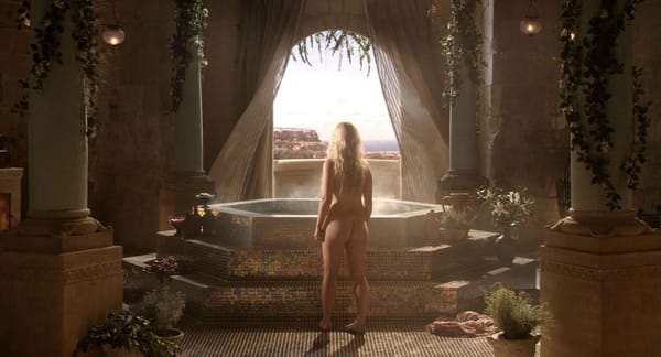 Emilia Clarke Steaming HD (1080p) Ass & Daring Bikini Body Pics photo 28
